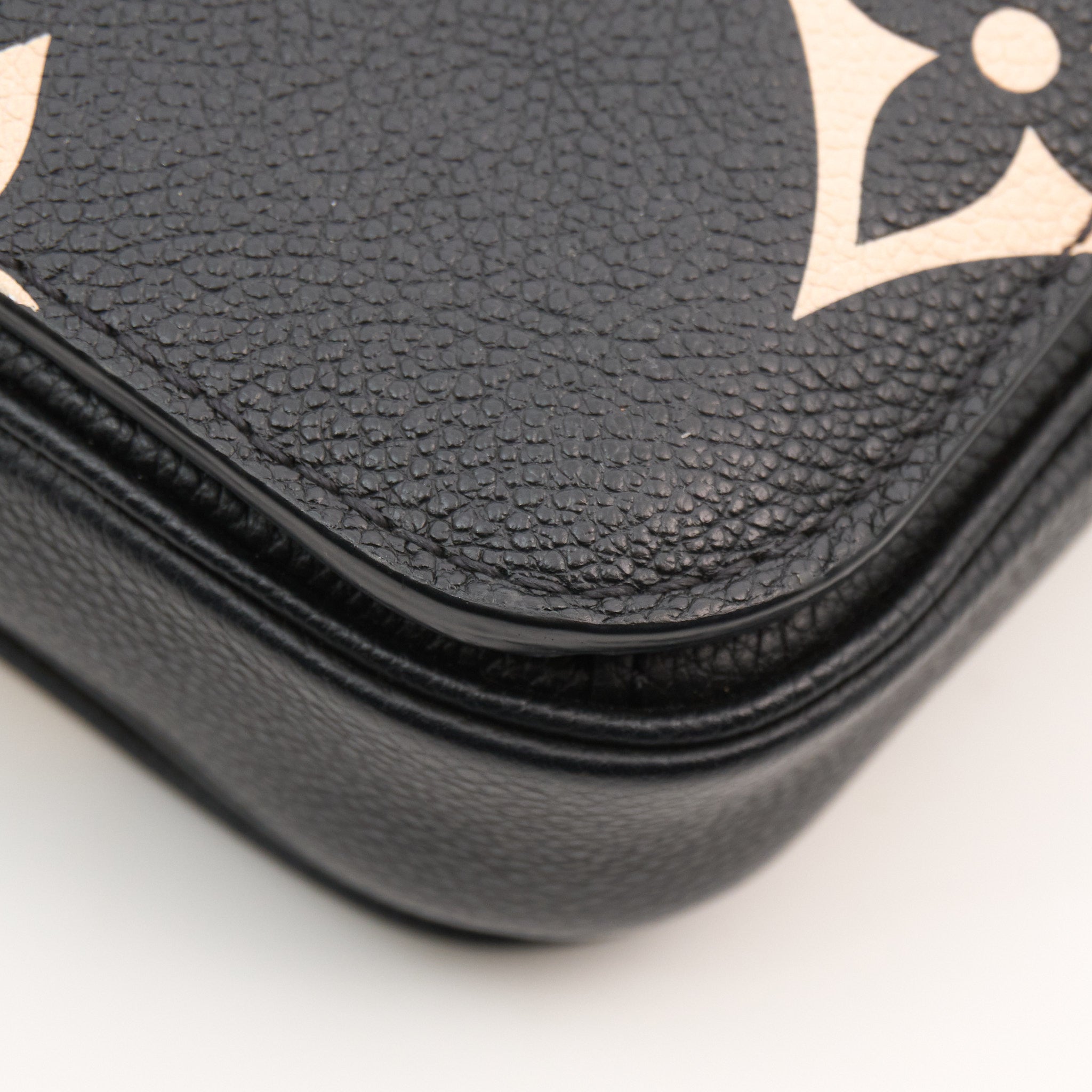 Louis Vuitton Bi-Colour Pochette Metis Black & Beige