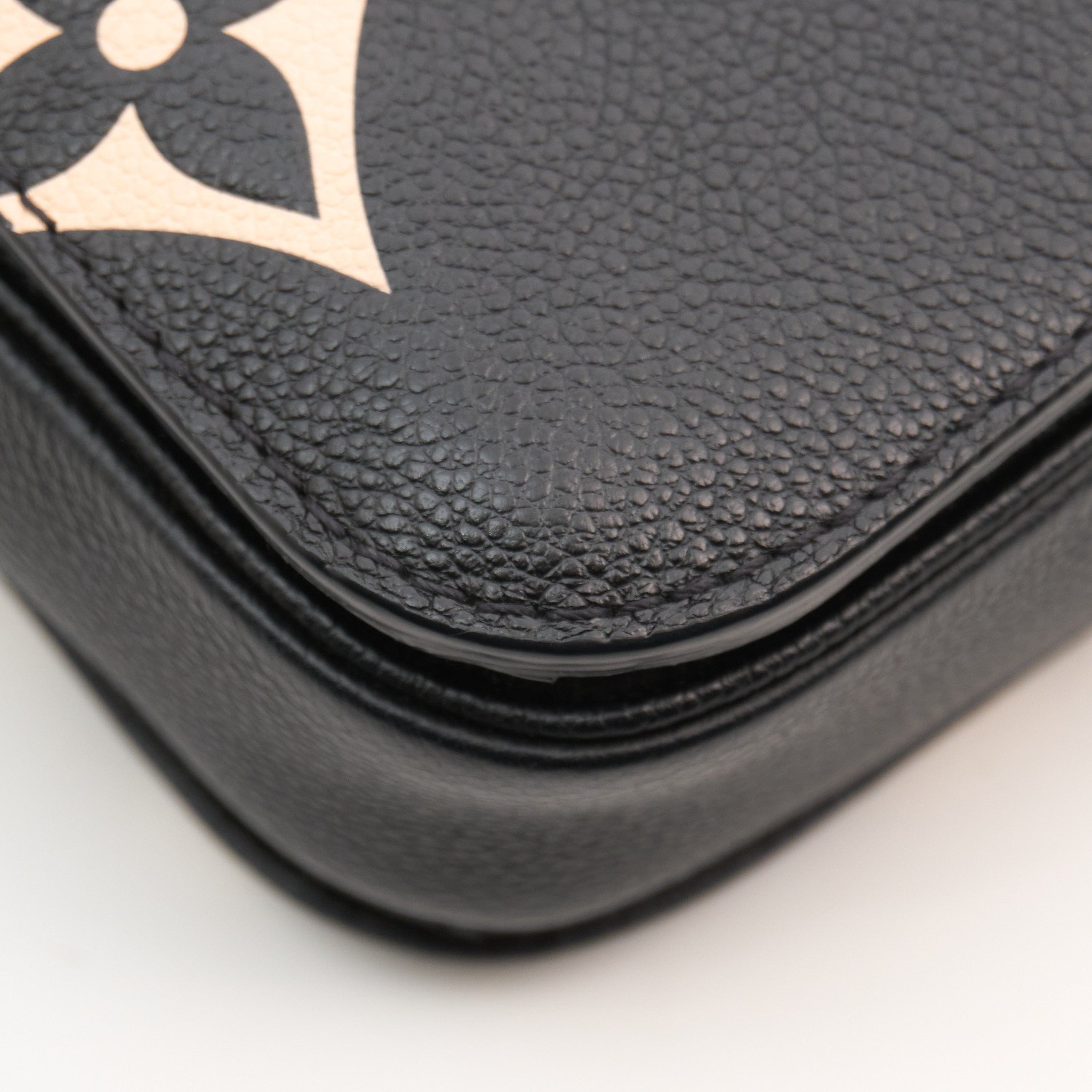 Louis Vuitton Bi-Colour Pochette Metis Black & Beige