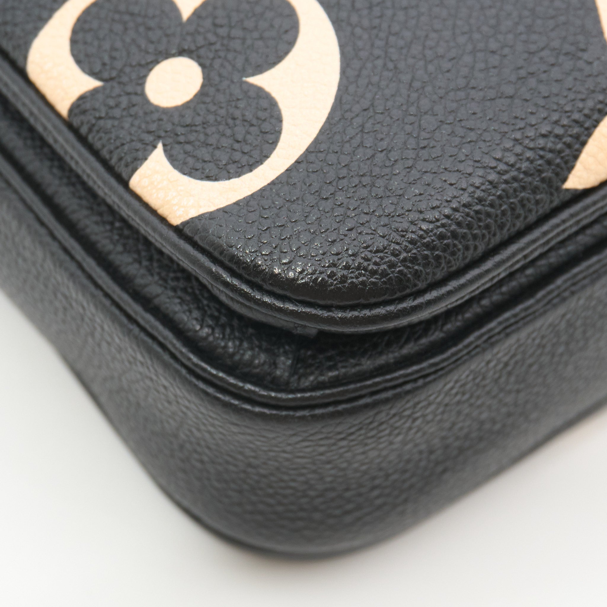 Louis Vuitton Bi-Colour Pochette Metis Black & Beige