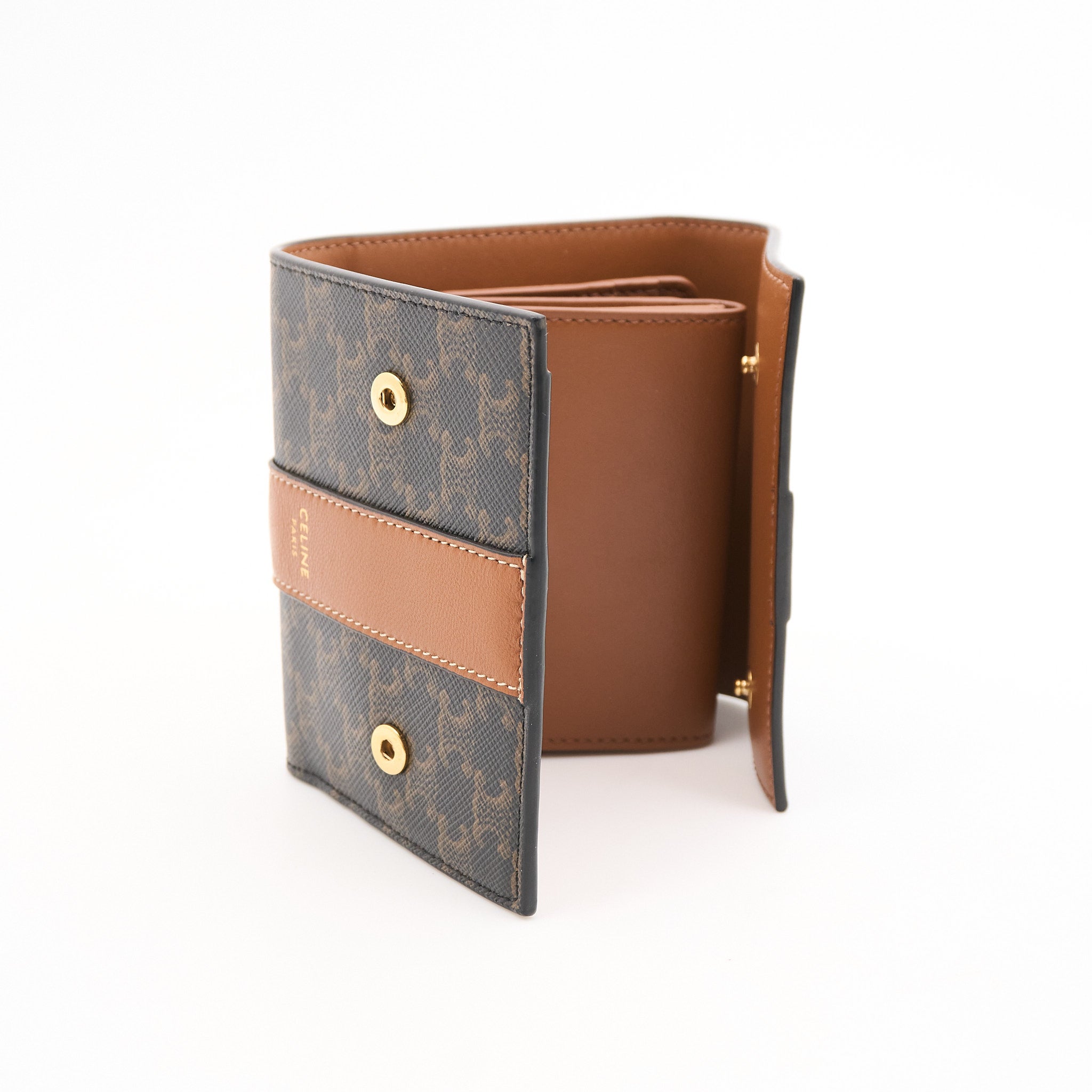 折りたたみ財布 CELINE SMALL TRIFOLD WALLET IN TRIOMPHE CANVAS AND LAMBSKIN SMALL TRIFOLD WALLET IN TRIOMPHE CANVAS - TAN | CELINE